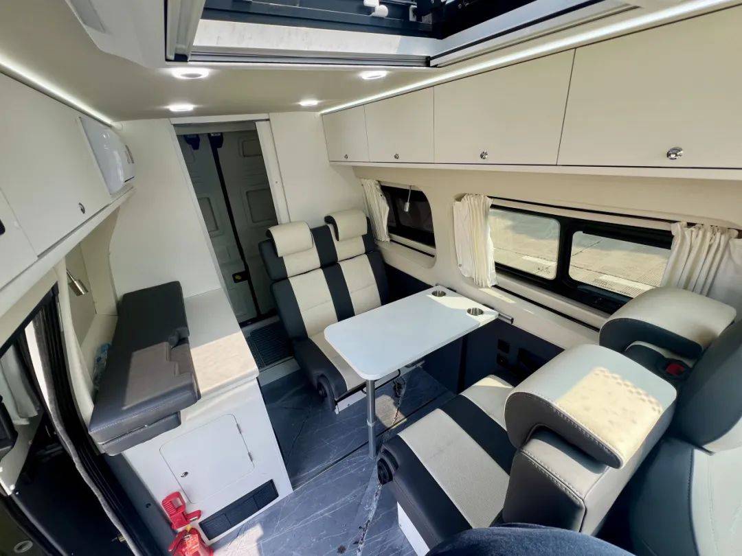 江鈴原廠福特T6中頂房車 2.0T+9AT動力總成與后置廚衛設計，打造省心舒心移動家園